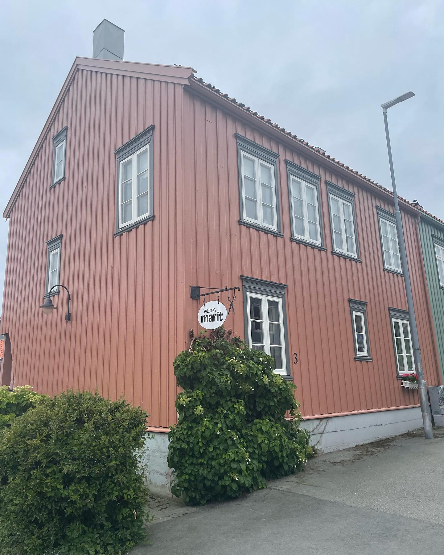 Utvendig maling og oppusset fasade